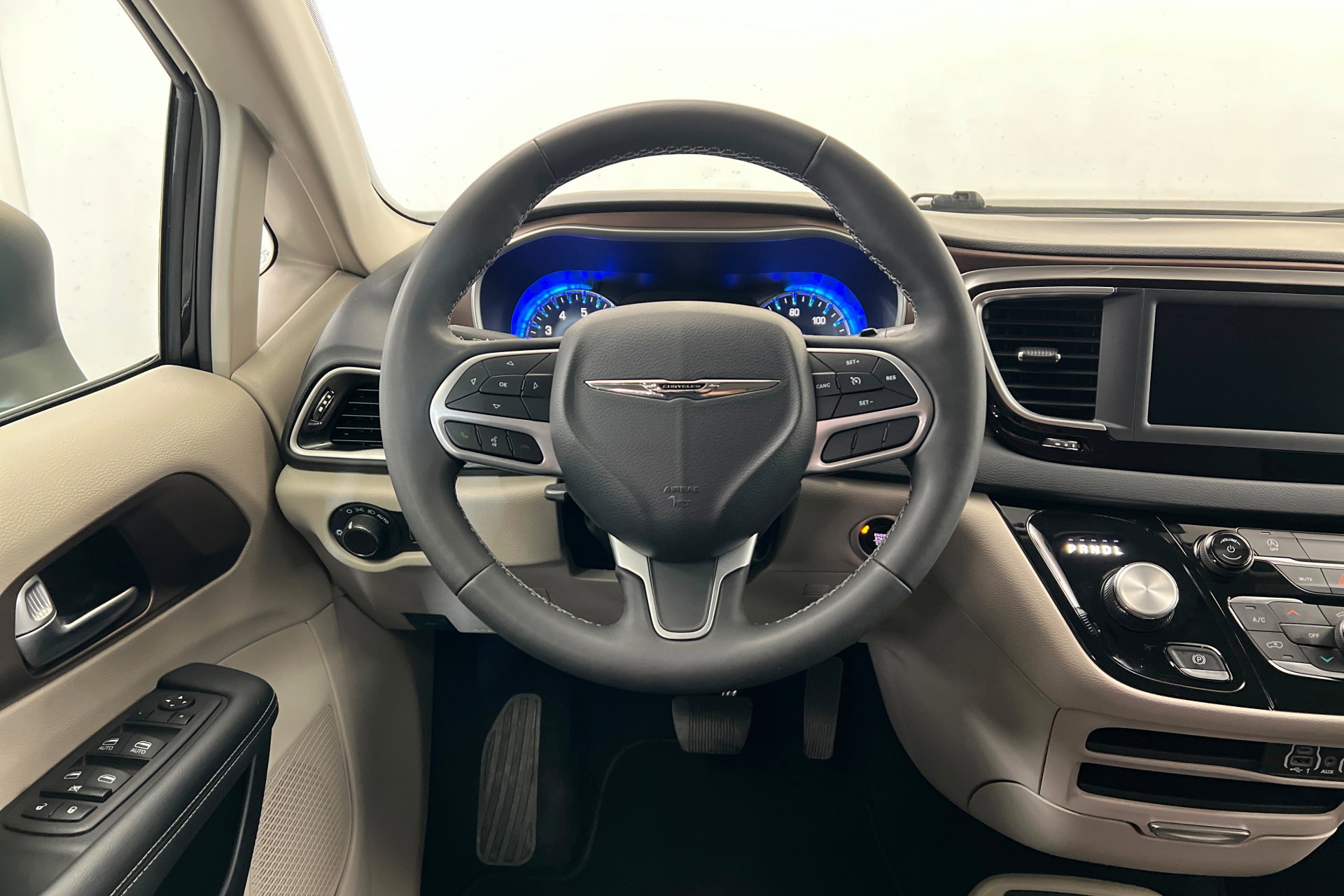 Certified 2023 Chrysler Voyager LX image 12