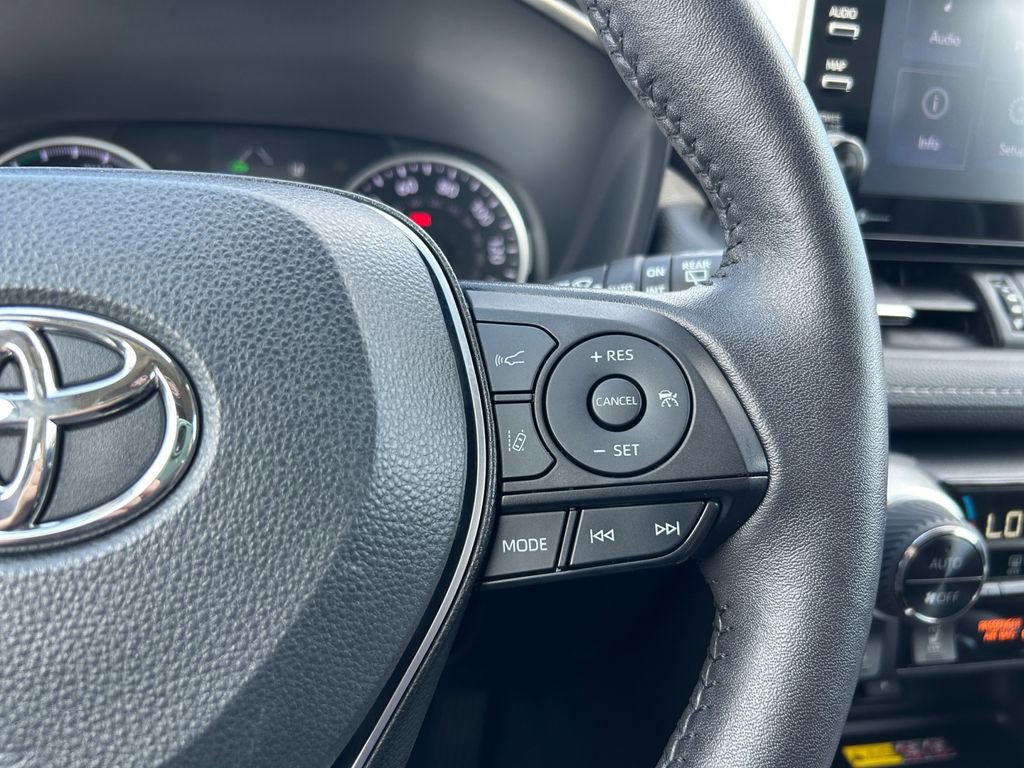 Used 2022 Toyota RAV4 XLE Premium image 18