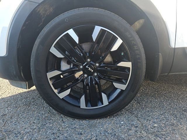 Used 2024 Kia Telluride SX w/ Towing Package image 3