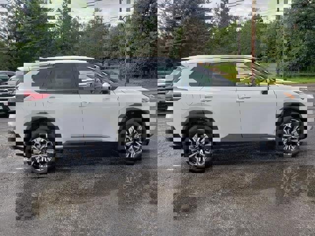 Used 2022 Nissan Rogue SV image 8