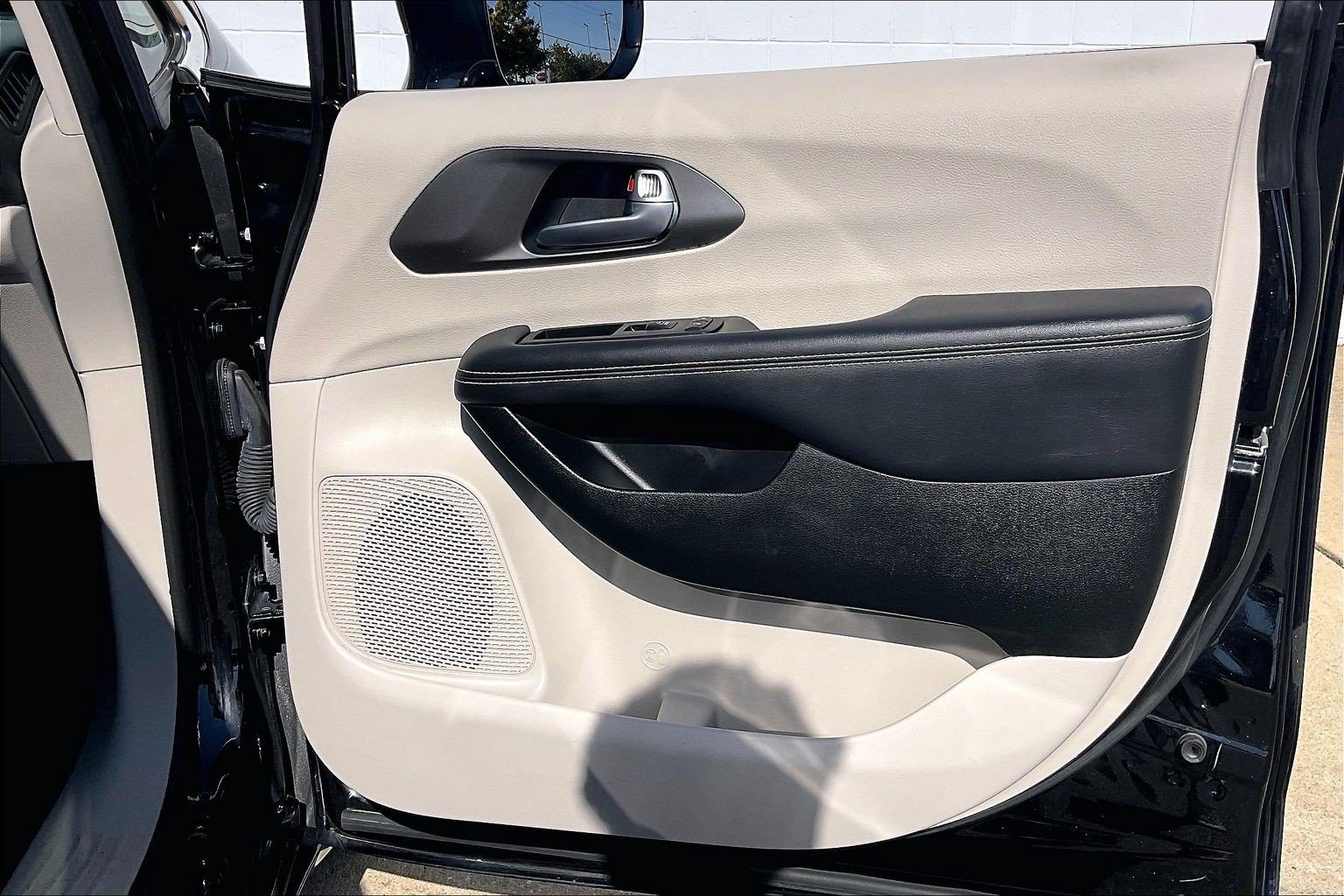 Used 2024 Chrysler Pacifica Touring-L FWD image 28
