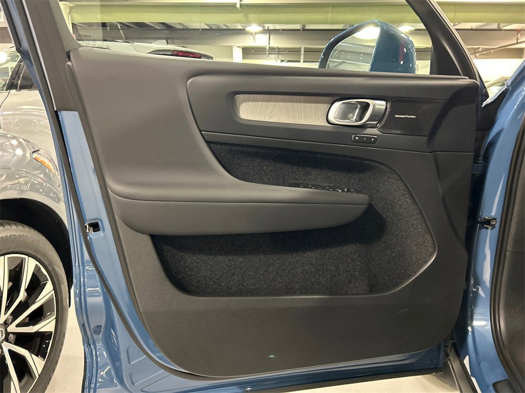 Certified 2024 Volvo XC40 B5 Plus w/ Protection Package Premier image 9
