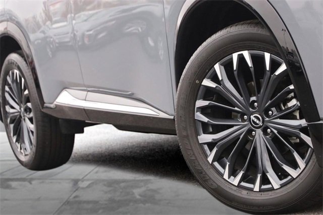 Certified 2025 Nissan Rogue Platinum image 3