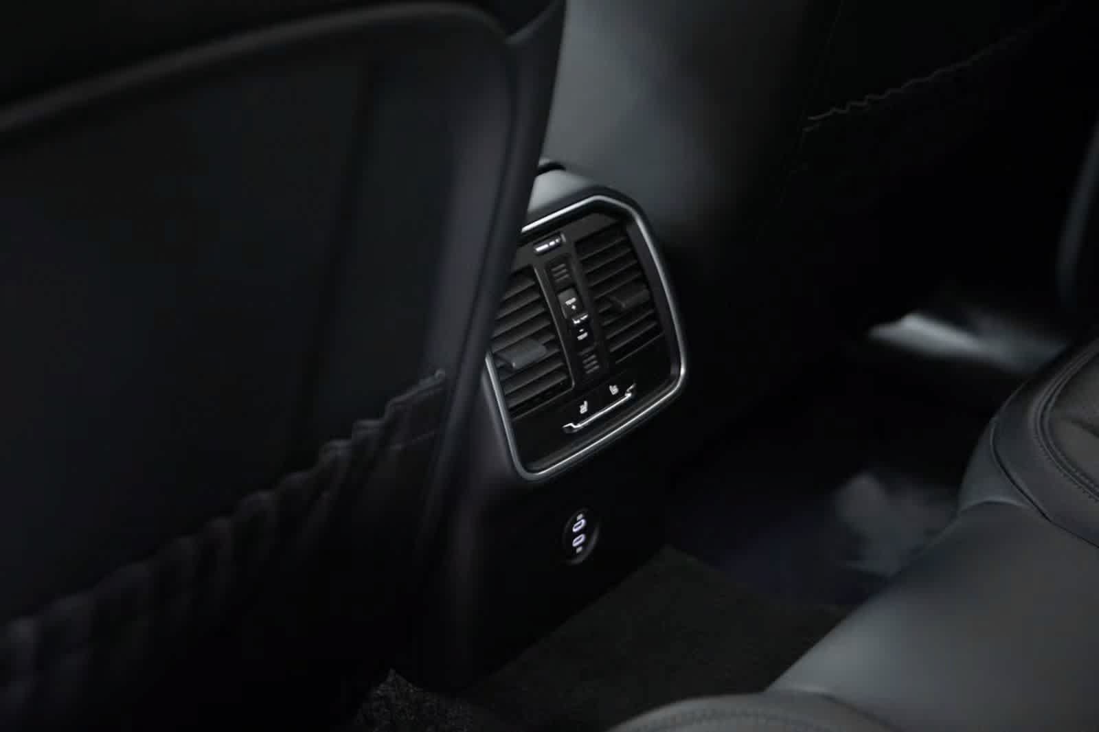 Certified 2026 Porsche Macan AWD/4WD image 36
