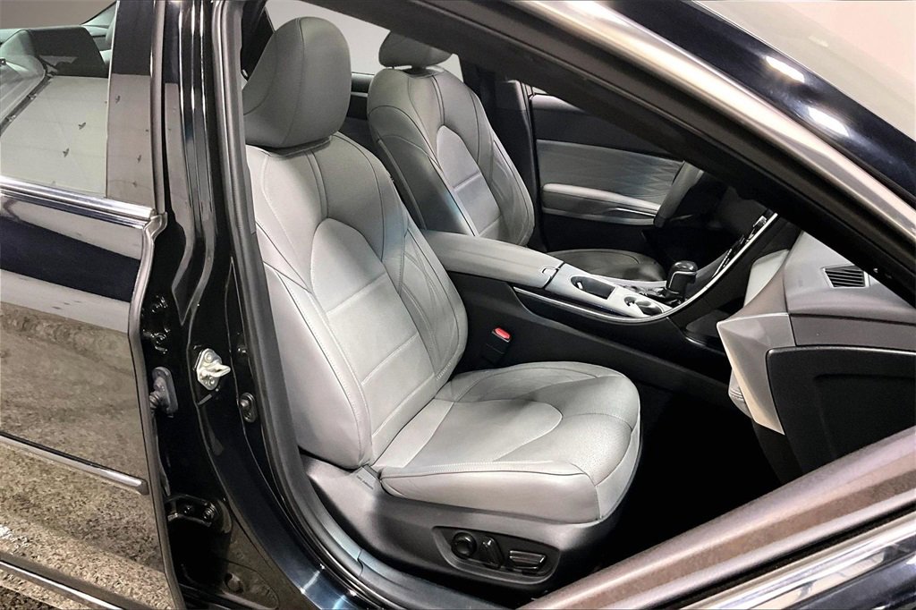 Used 2020 Toyota Avalon Limited image 28