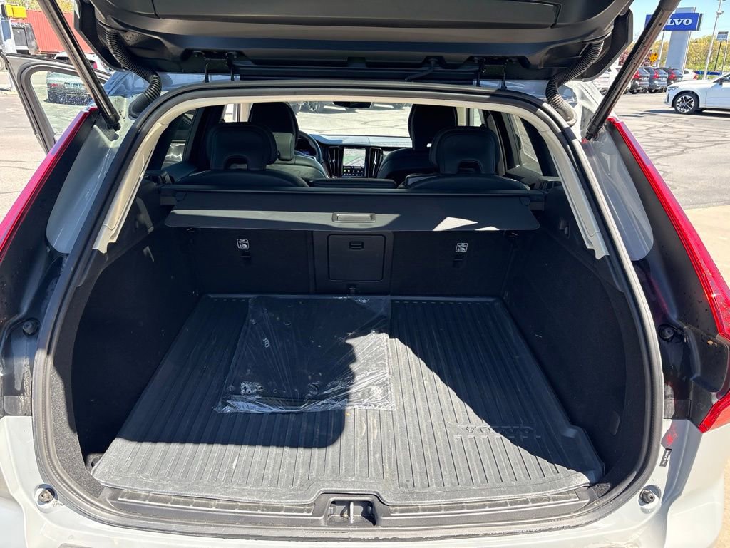 Used 2024 Volvo XC60 B5 Plus AWD/4WD image 39
