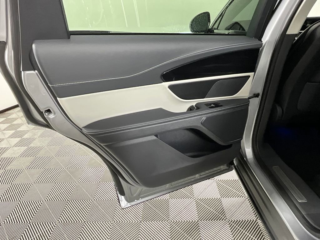 Used 2025 Lincoln Nautilus Premier AWD/4WD image 26