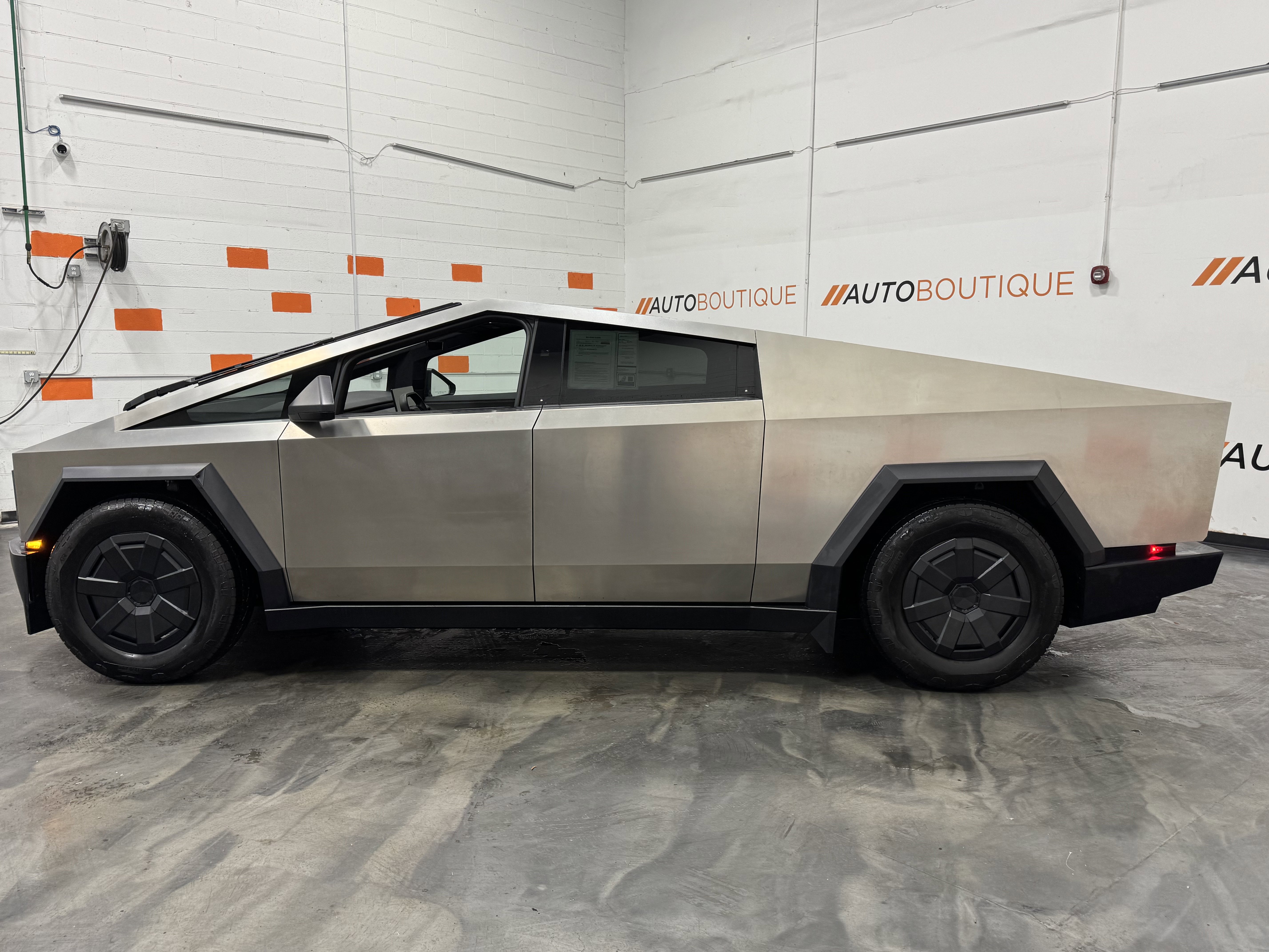 Used 2025 Tesla Cybertruck AWD Crew Cab image 9