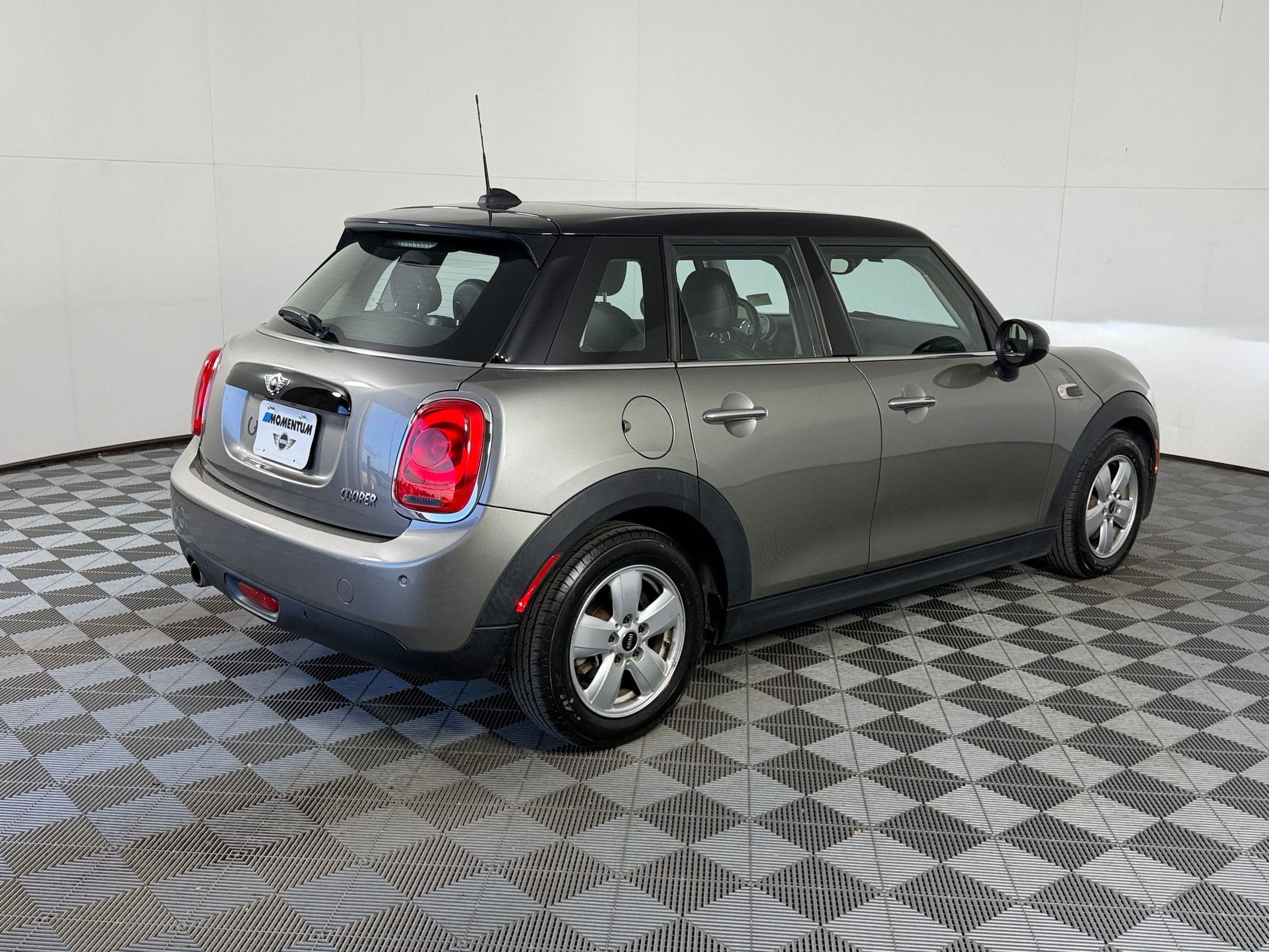 Used 2018 MINI Cooper 4-Door Hardtop FWD image 9