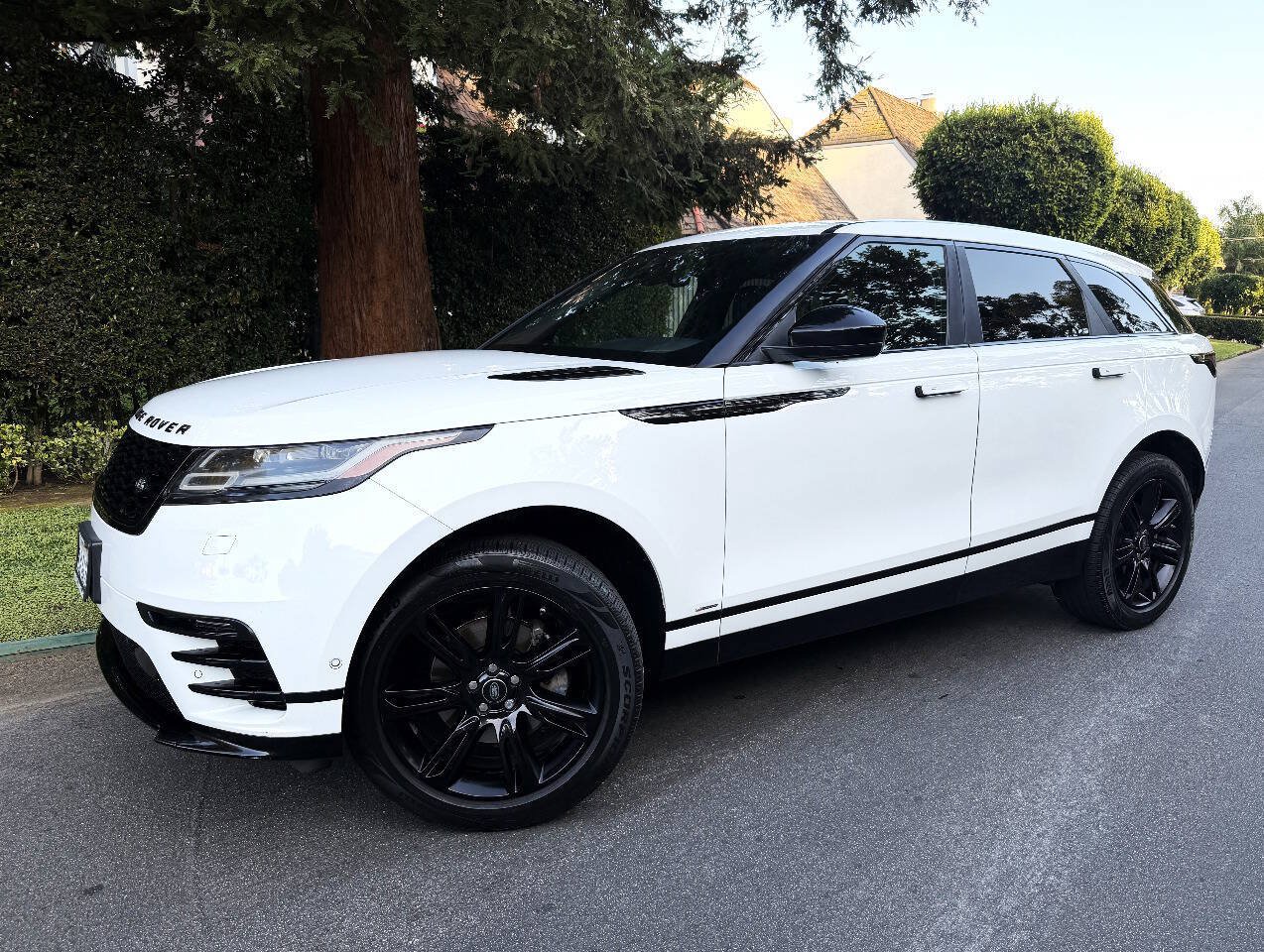 Used 2019 Land Rover Range Rover Velar R-Dynamic SE AWD/4WD image 3