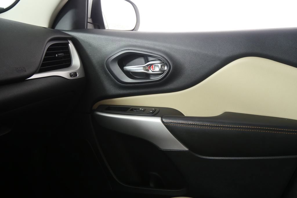 Used 2017 Jeep Cherokee Limited w/ Luxury Group image 27