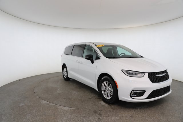 Used 2024 Chrysler Pacifica Touring-L image 27