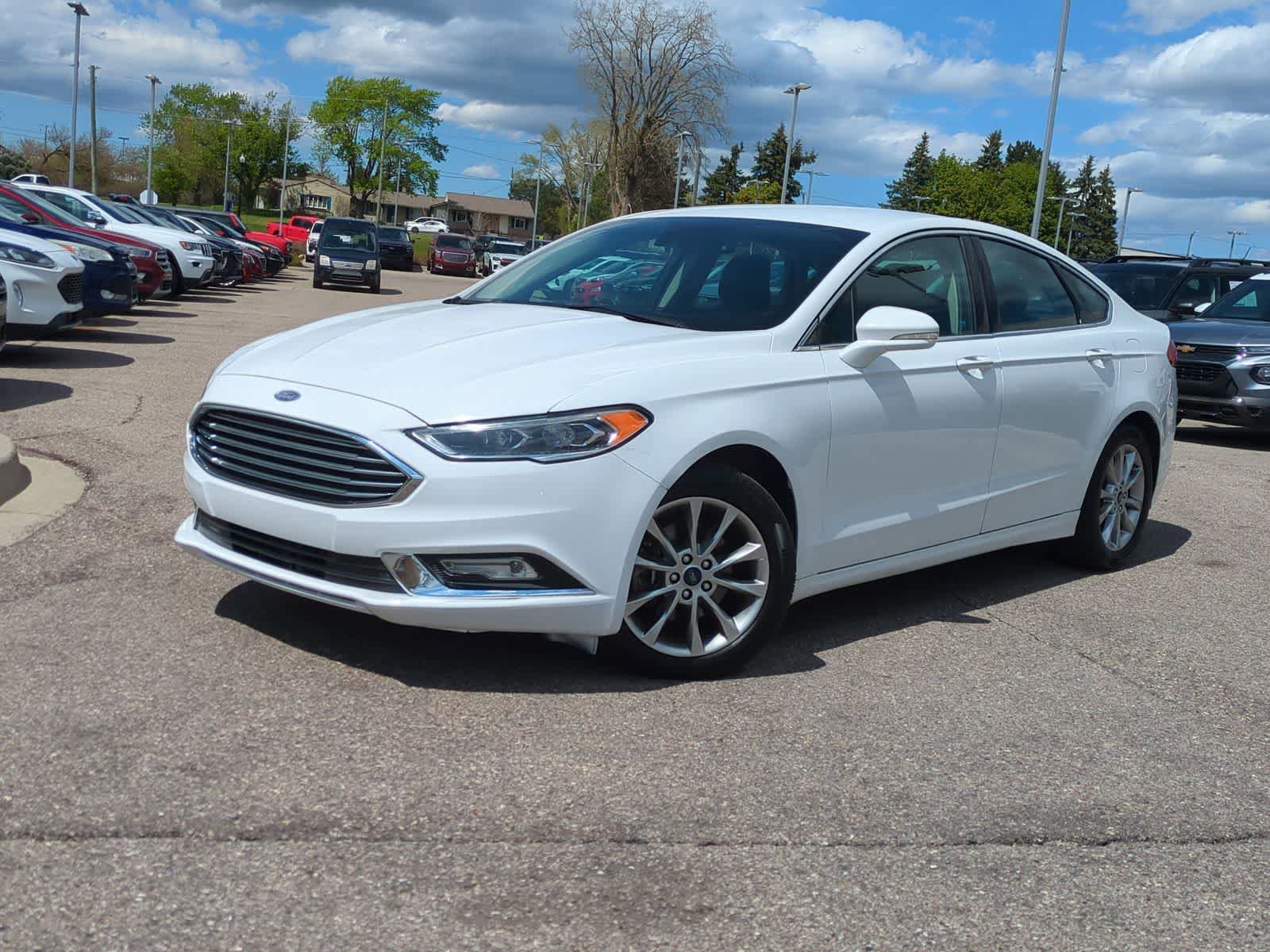 Used 2017 Ford Fusion SE w/ Fusion SE Technology Package FWD image 1