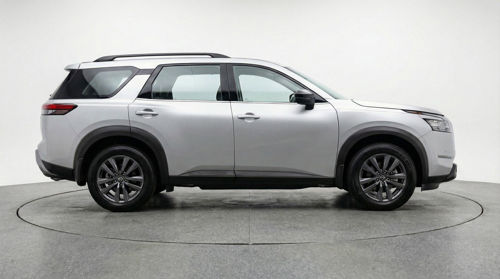 Used 2025 Nissan Pathfinder SV image 11