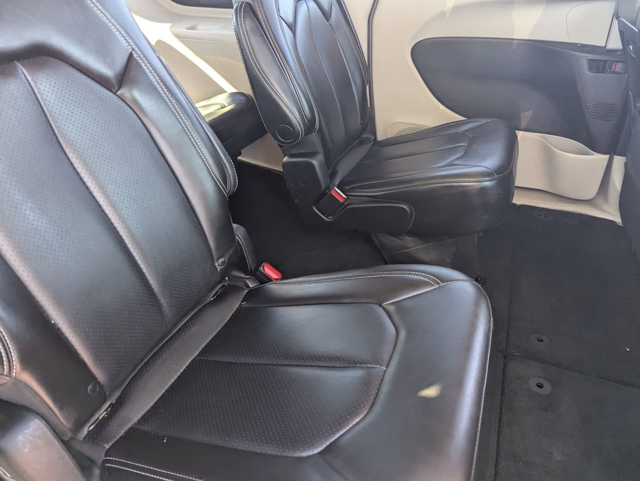 Used 2023 Chrysler Pacifica Touring-L FWD image 11