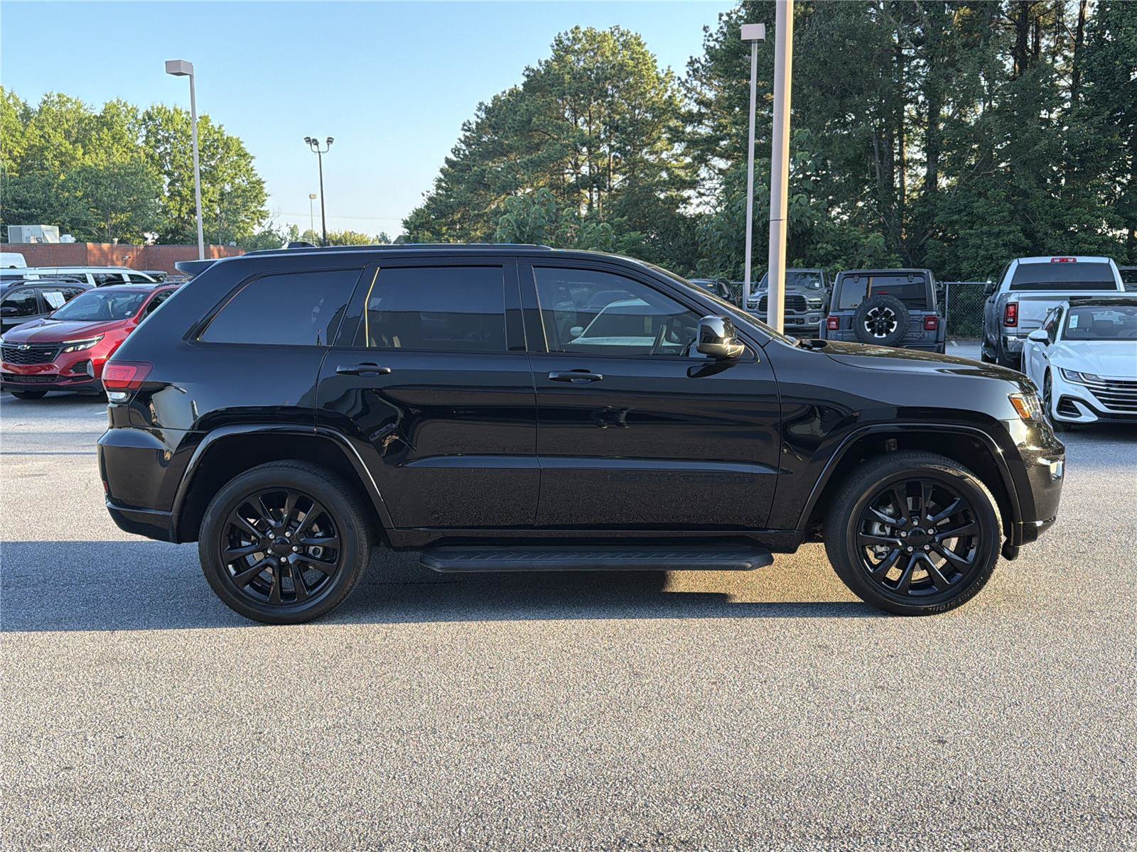 Used 2022 Jeep Grand Cherokee Laredo X AWD/4WD image 4