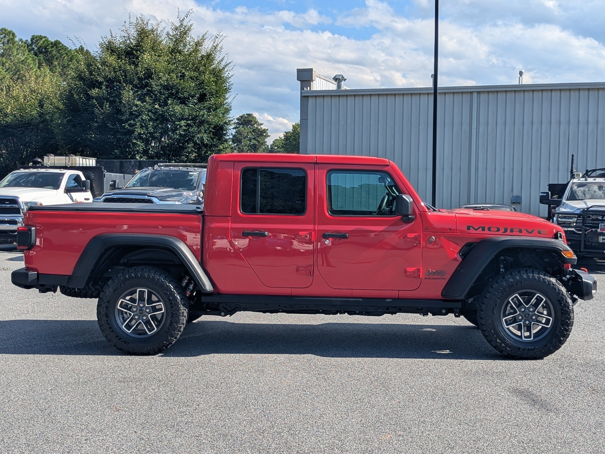 Used 2025 Jeep Gladiator Mojave AWD/4WD image 9