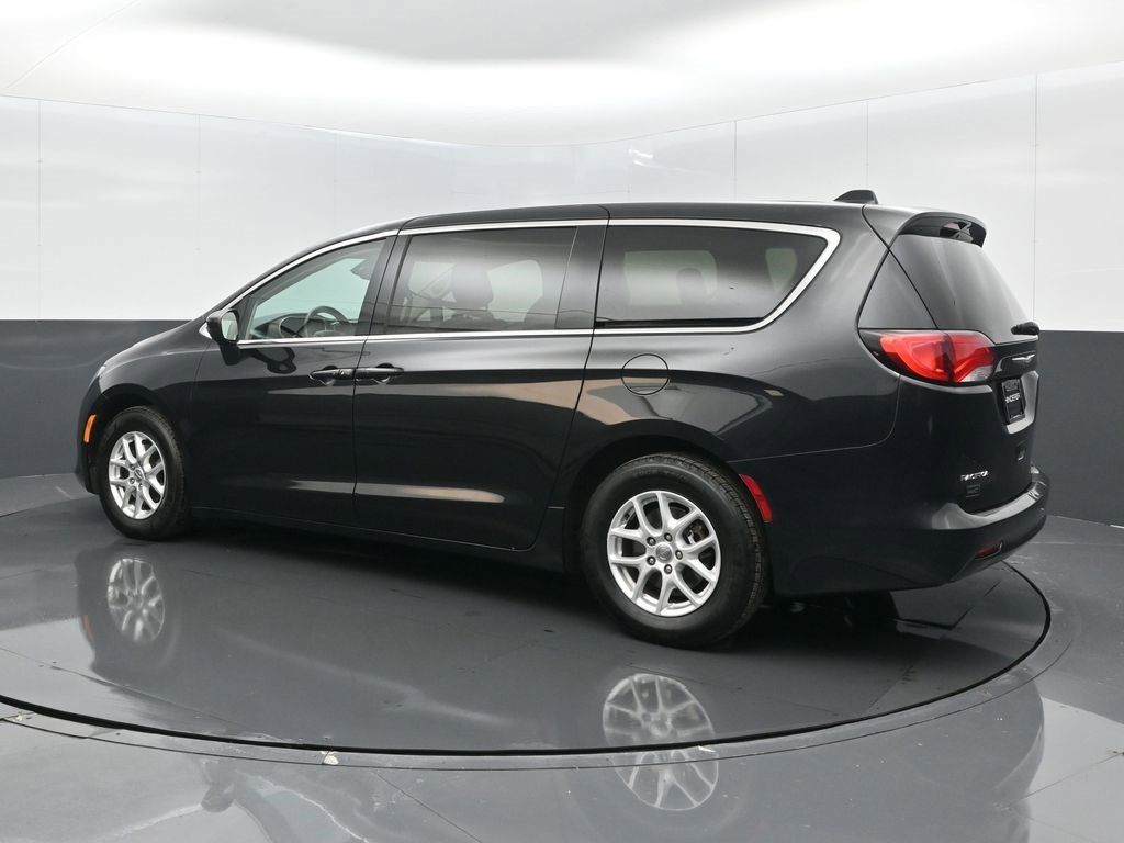 Used 2017 Chrysler Pacifica Touring image 16