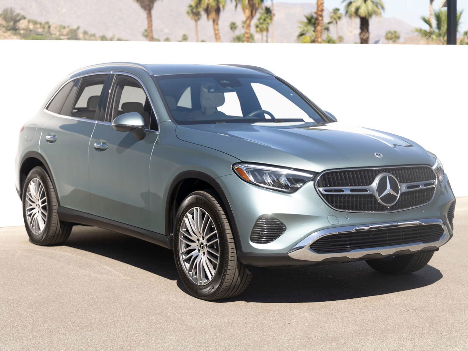Used 2026 Mercedes-Benz GLC 300 image 2
