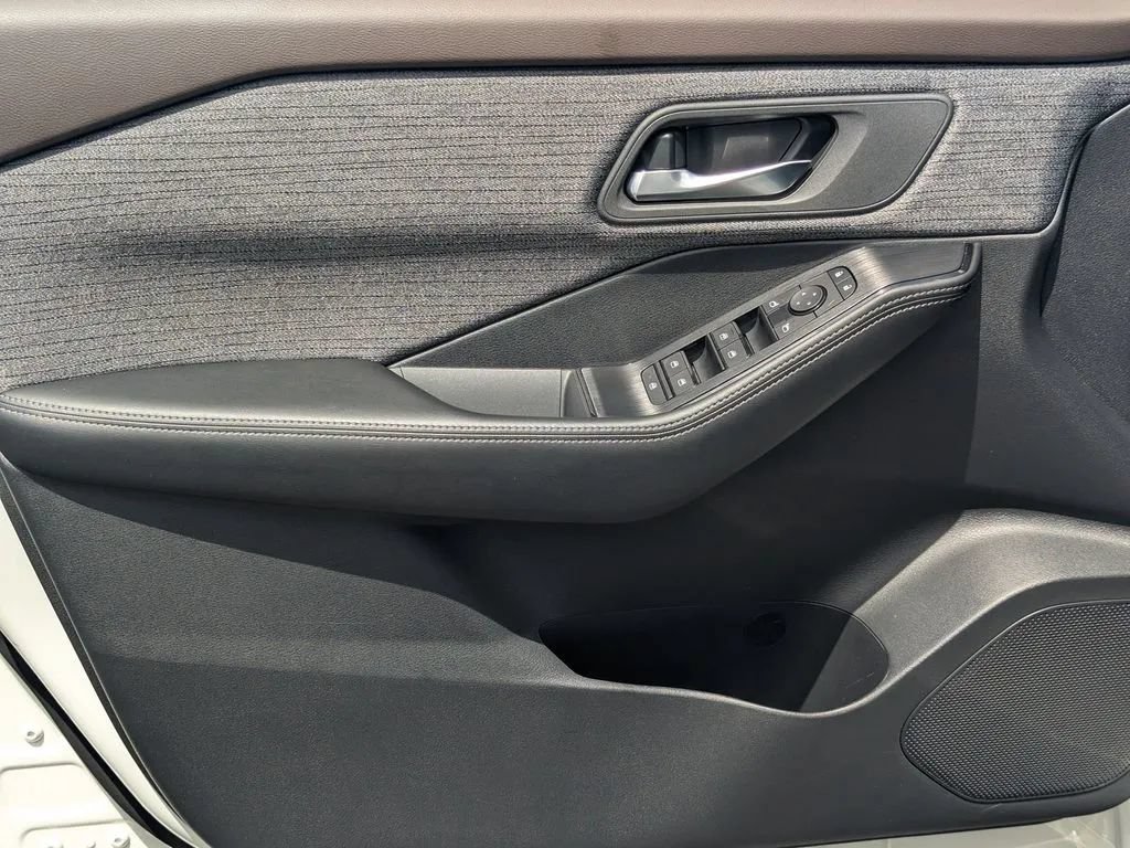 Certified 2023 Nissan Rogue SV FWD image 10