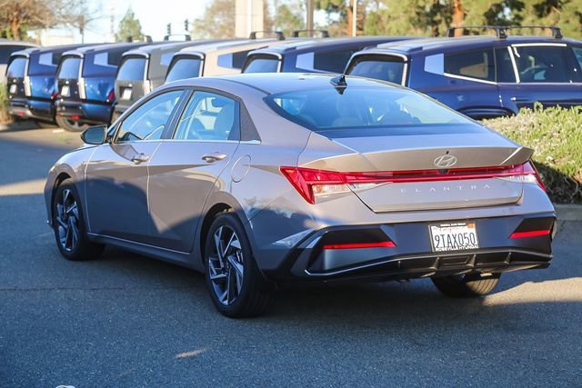 Certified 2025 Hyundai Elantra SEL image 2