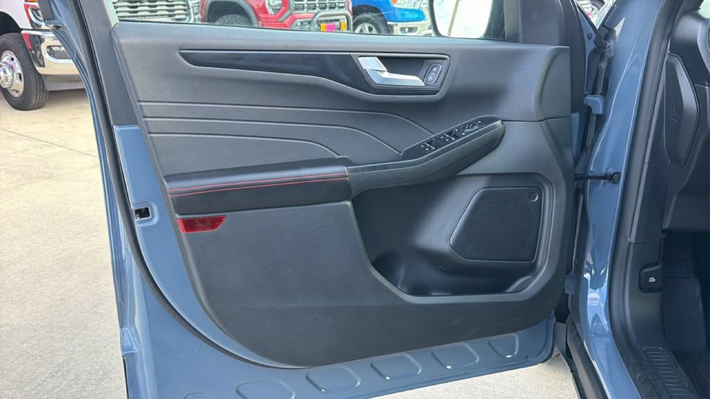 Used 2025 Ford Escape ST-Line w/ Tech Pack #1 FWD image 11