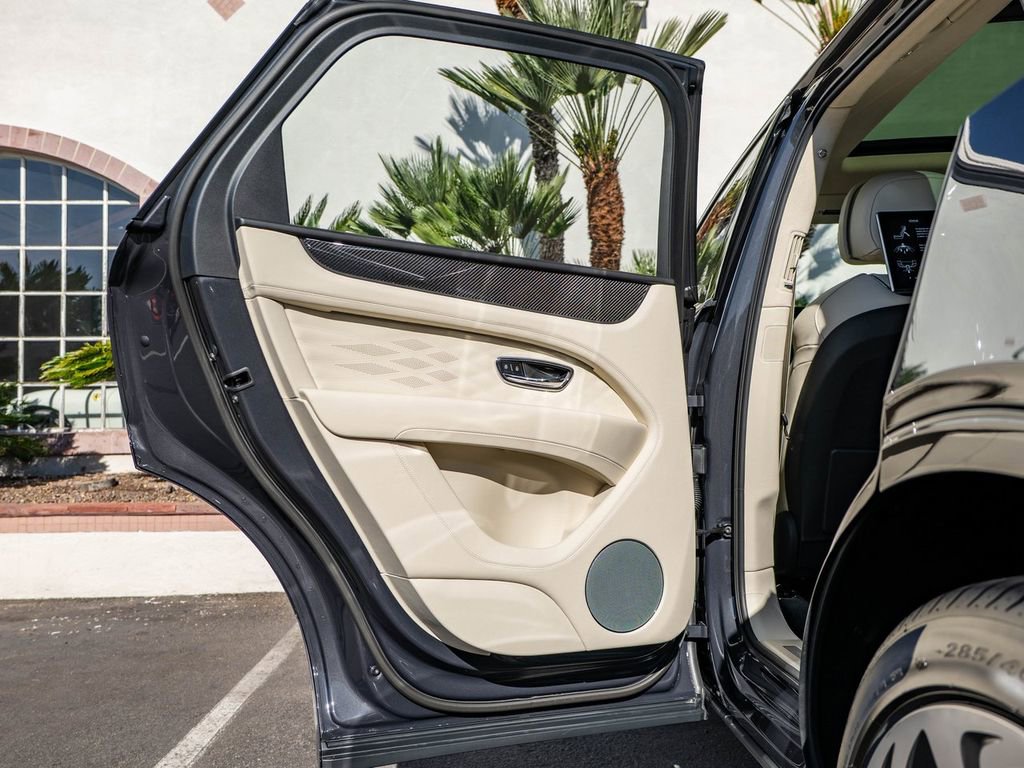 Used 2025 Bentley Bentayga image 31