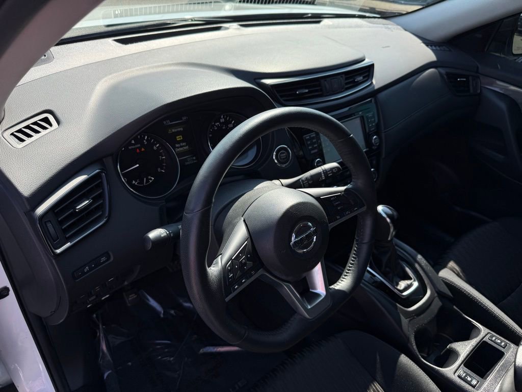 Used 2017 Nissan Rogue SV w/ SV Premium Package image 17