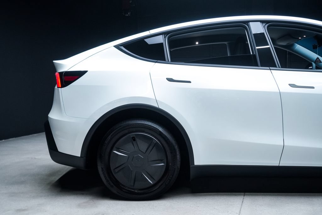 Used 2026 Tesla Model Y 2WD image 17