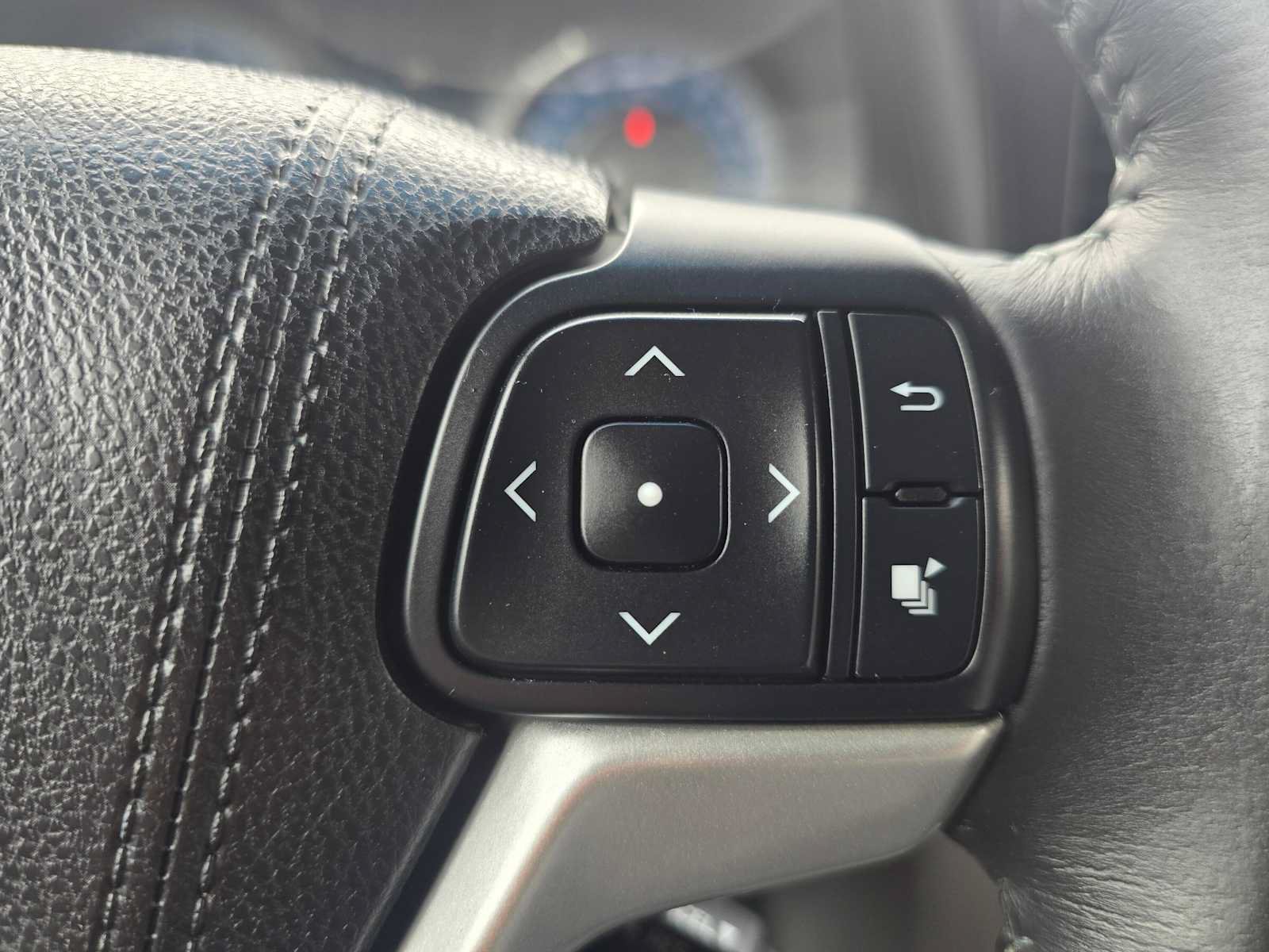 Used 2017 Toyota Sienna XLE w/ XLE Navigation Package FWD image 32