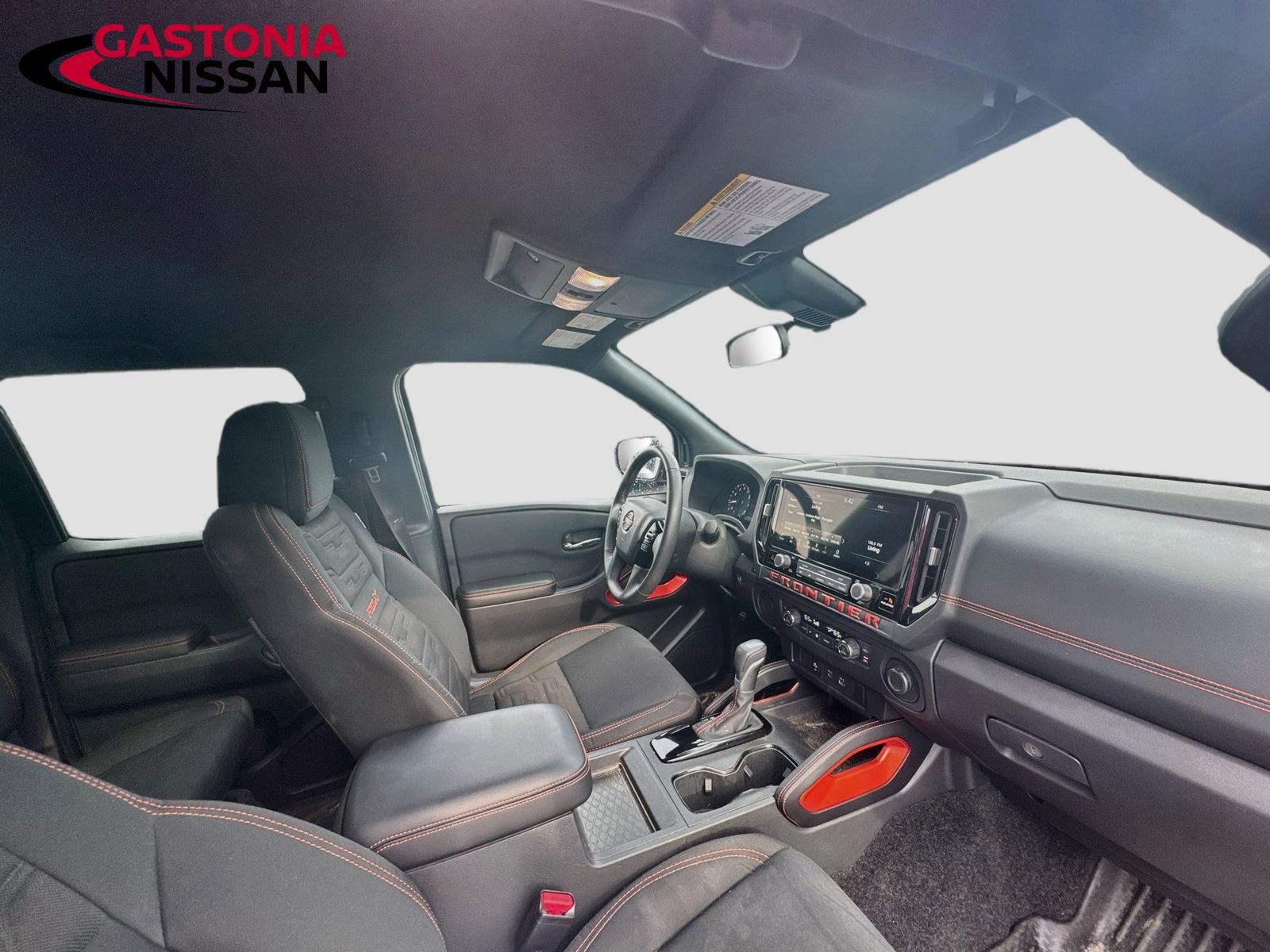 Used 2025 Nissan Frontier Pro-X RWD image 32