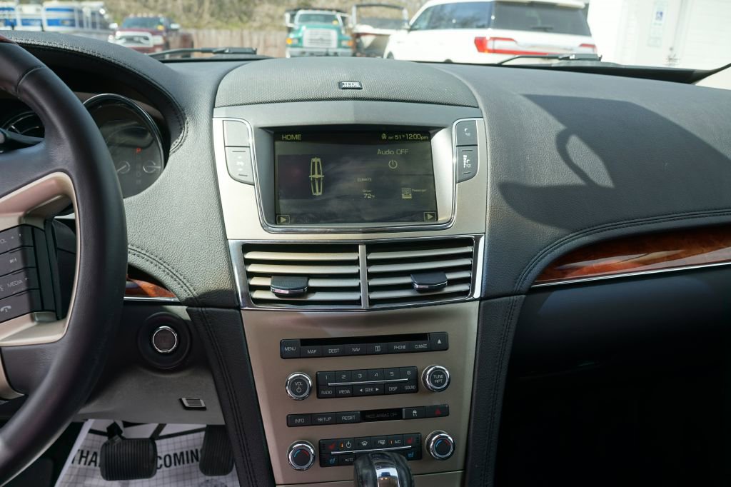 Used 2010 Lincoln MKT image 9