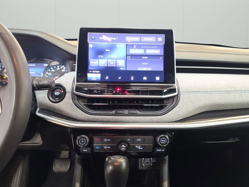 Used 2024 Jeep Compass Latitude image 12