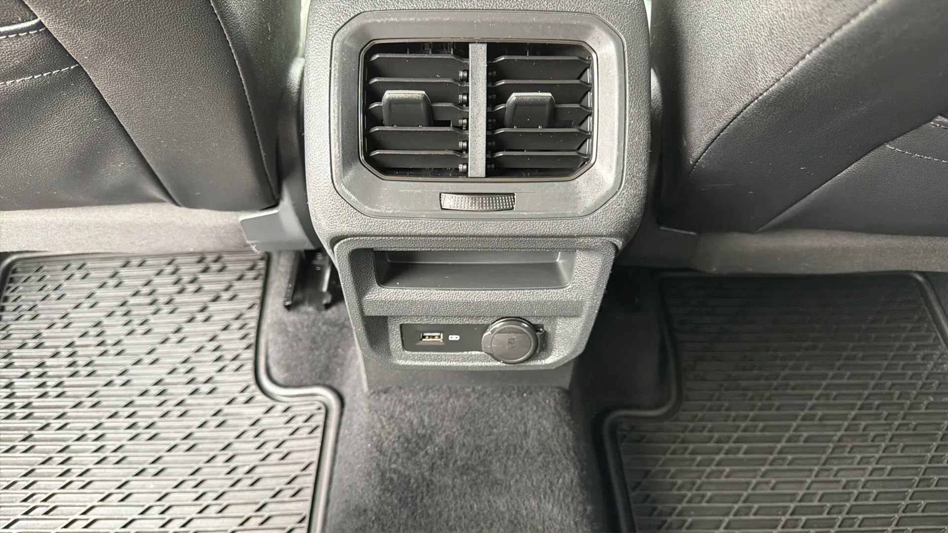 Used 2020 Volkswagen Tiguan SE AWD/4WD image 30