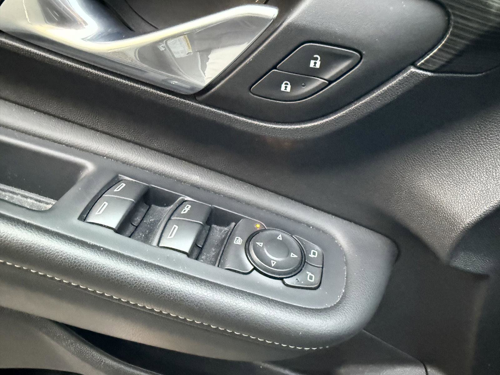 Used 2024 GMC Terrain SLE w/ Driver Convenience Package image 11