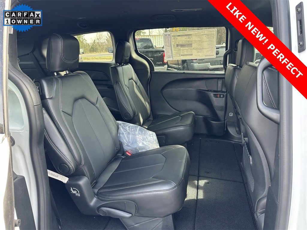 Used 2025 Chrysler Pacifica Select image 16
