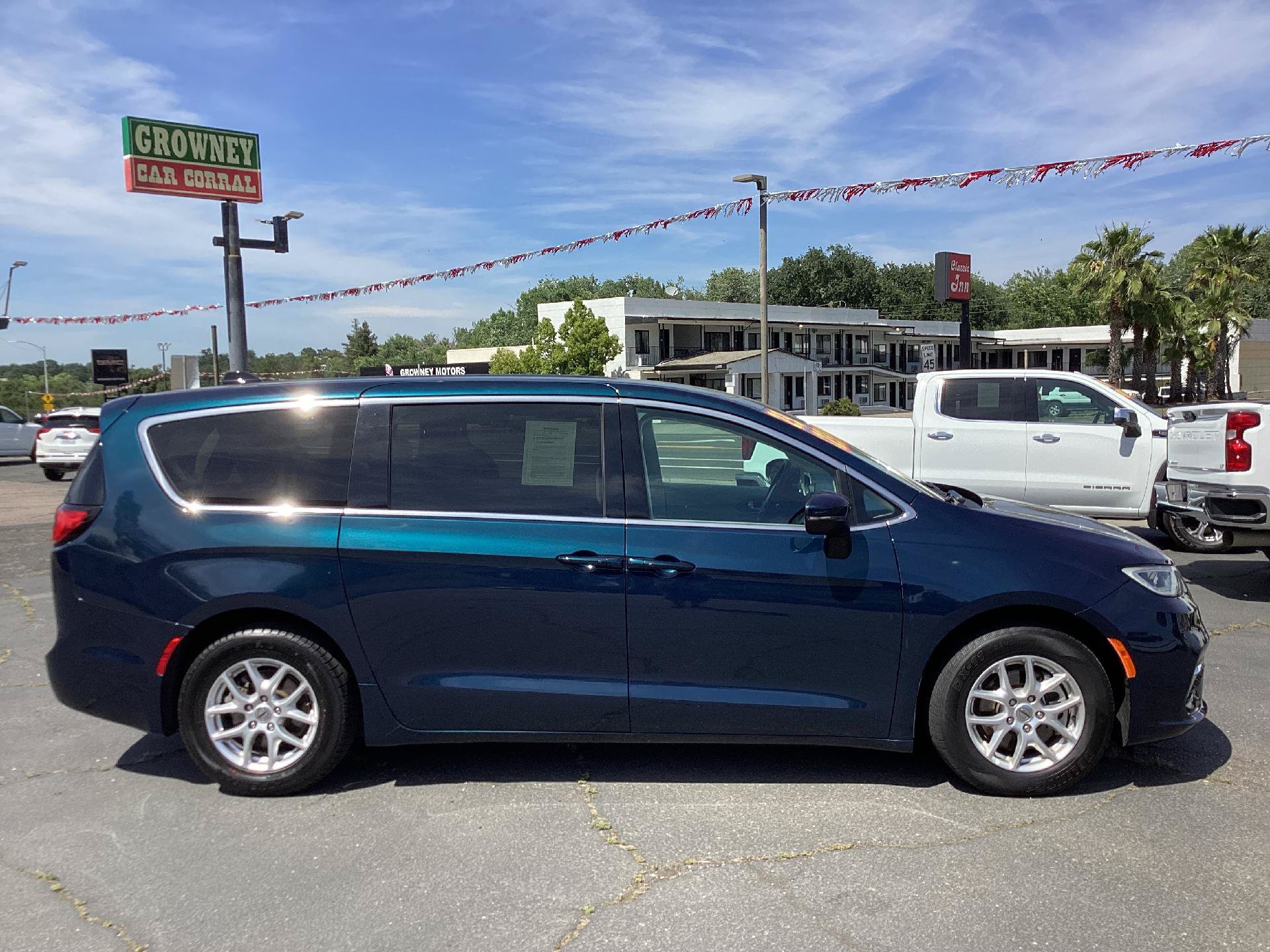 Used 2023 Chrysler Pacifica Touring-L FWD image 2