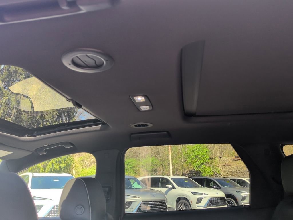 Used 2024 Buick Enclave Avenir w/ Avenir Technology Package AWD/4WD image 13