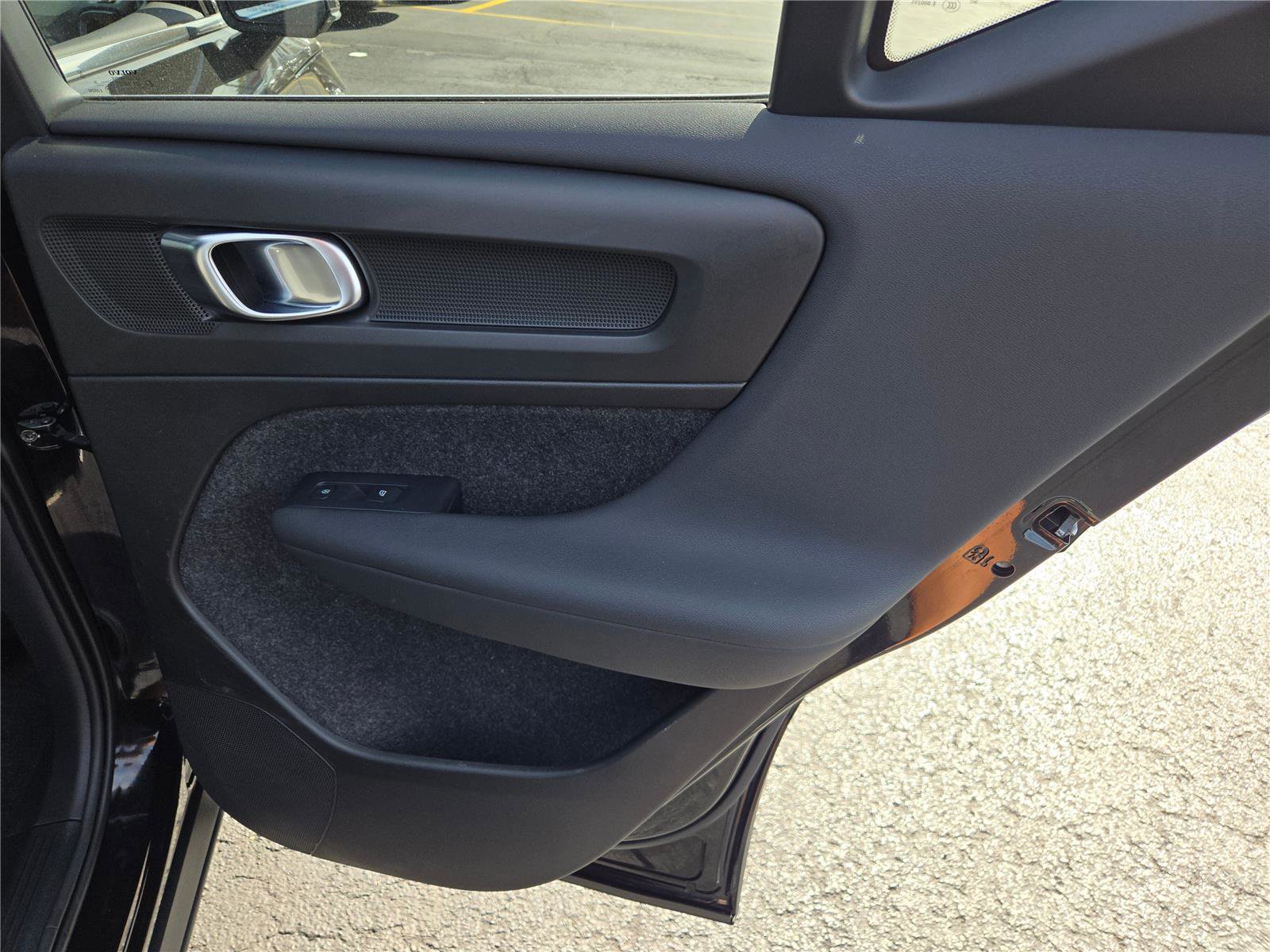 Used 2024 Volvo XC40 B5 Core image 9