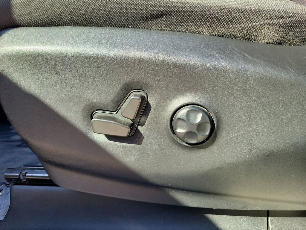 Used 2022 Chrysler Voyager LX image 17