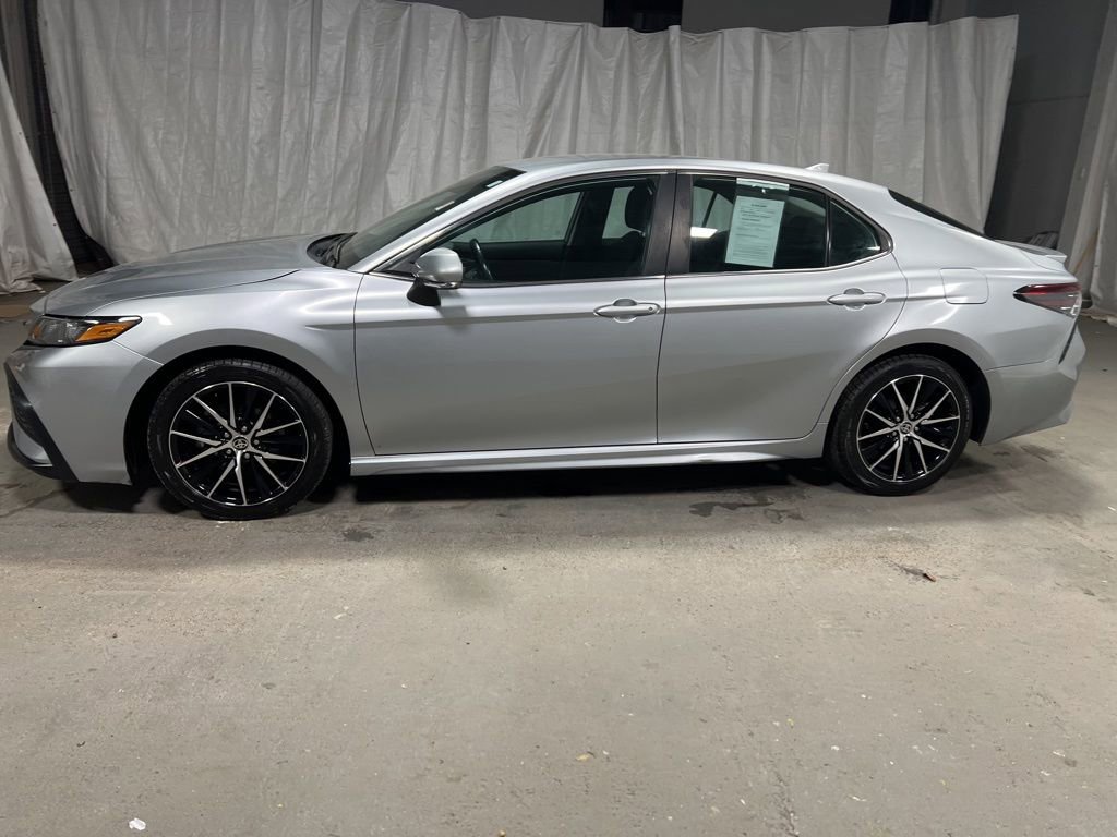 Used 2024 Toyota Camry SE image 4