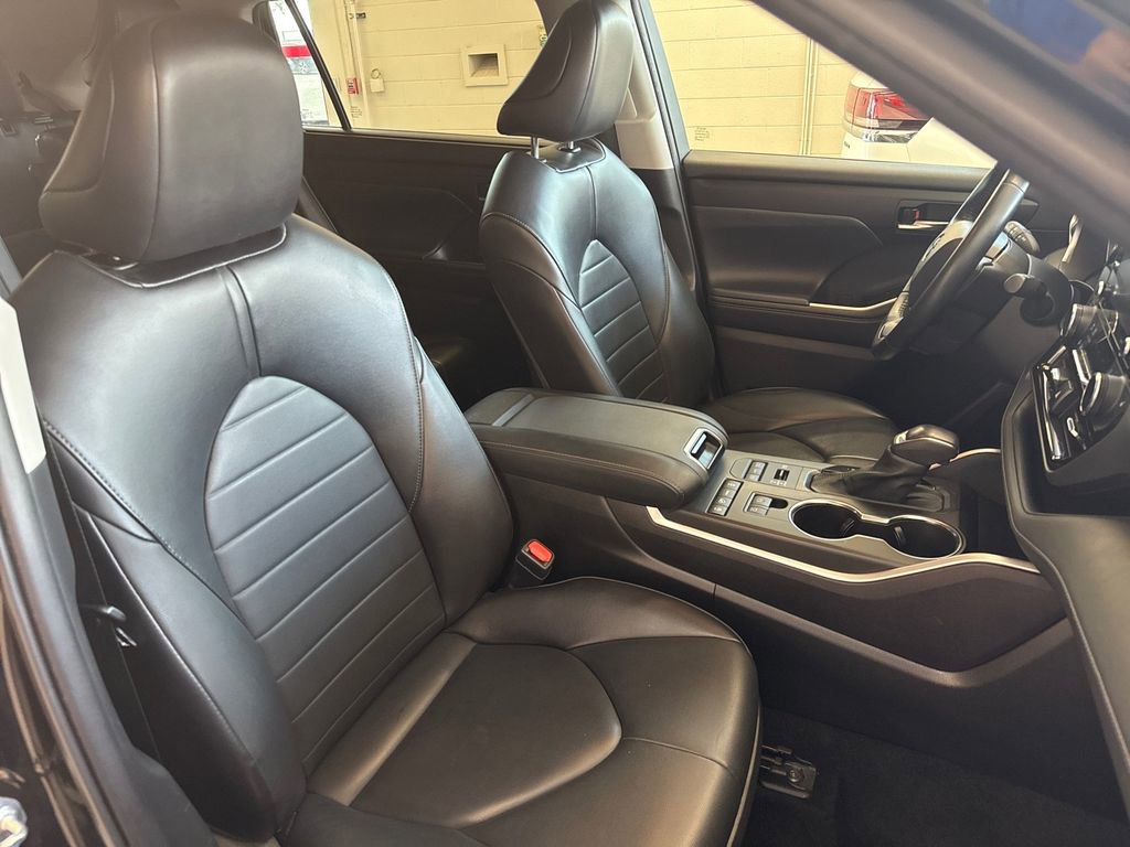 Used 2022 Toyota Highlander XLE image 11