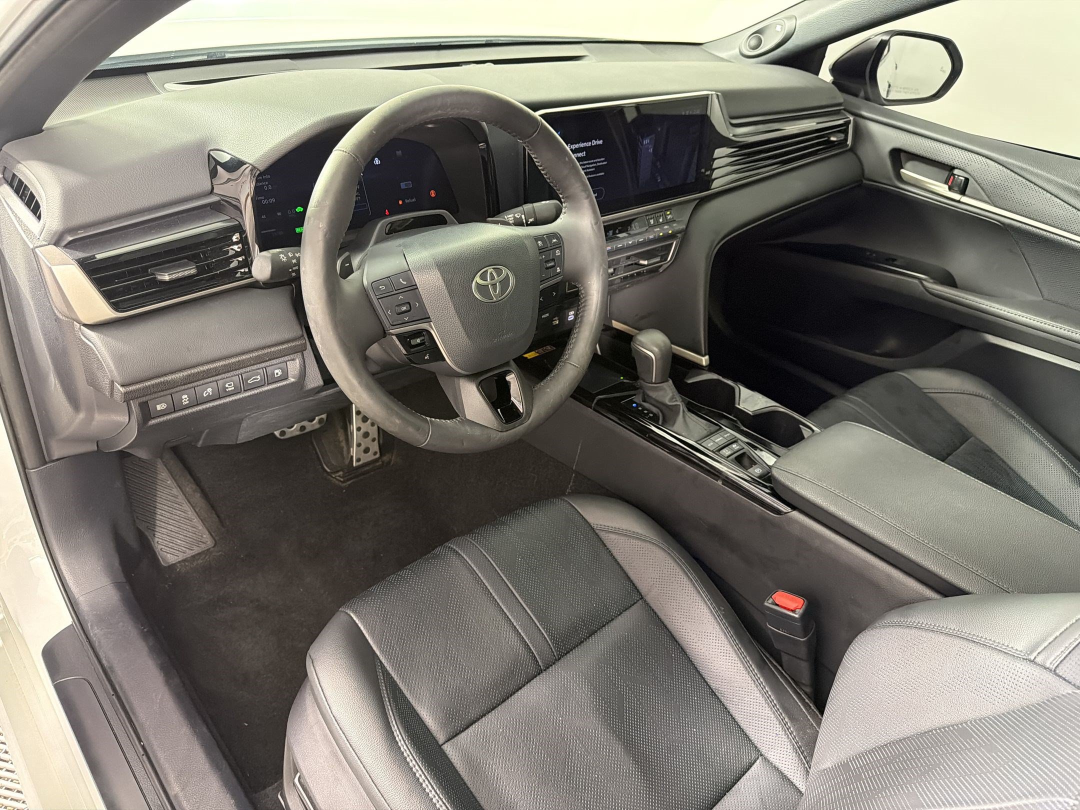 Used 2025 Toyota Camry XSE w/ Premium Plus Package AWD/4WD image 4