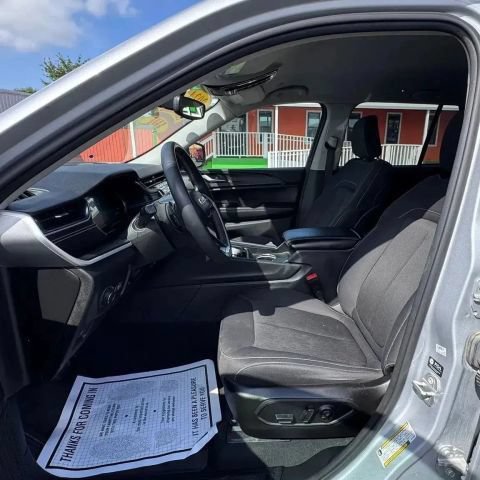 Used 2024 Jeep Grand Cherokee Laredo RWD image 11