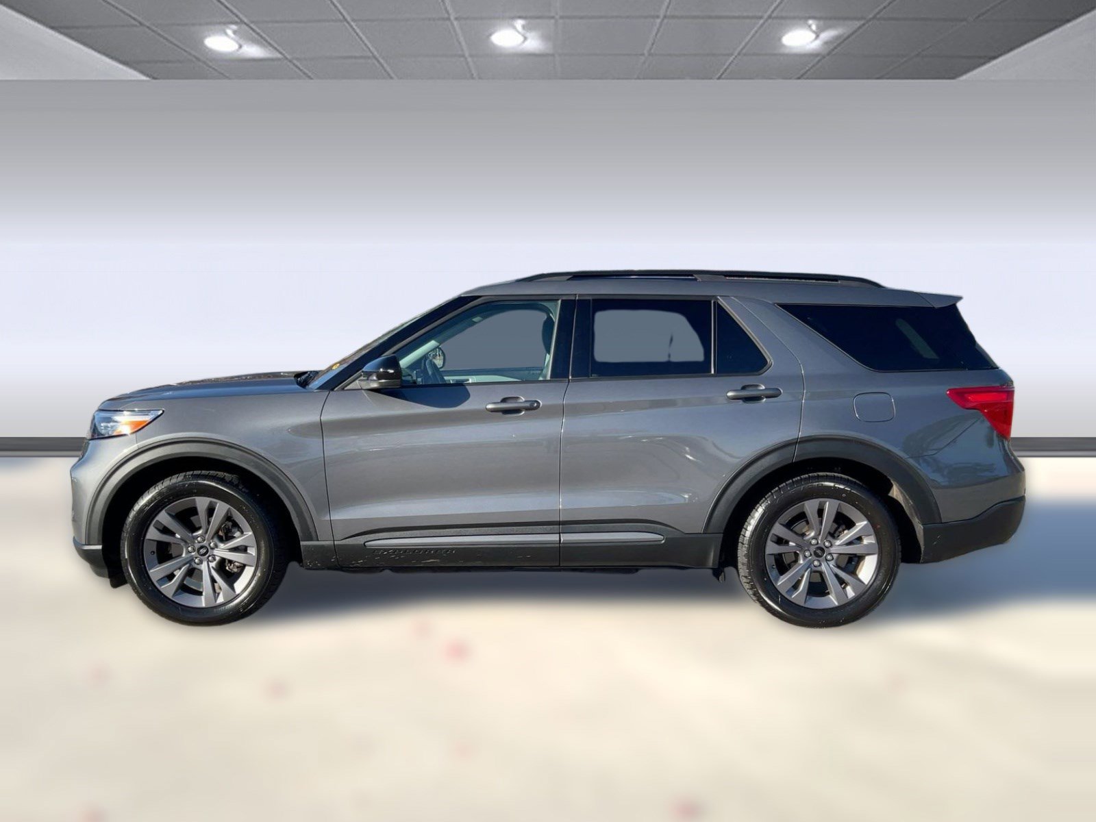 Used 2022 Ford Explorer XLT w/ Equipment Group 202A image 2