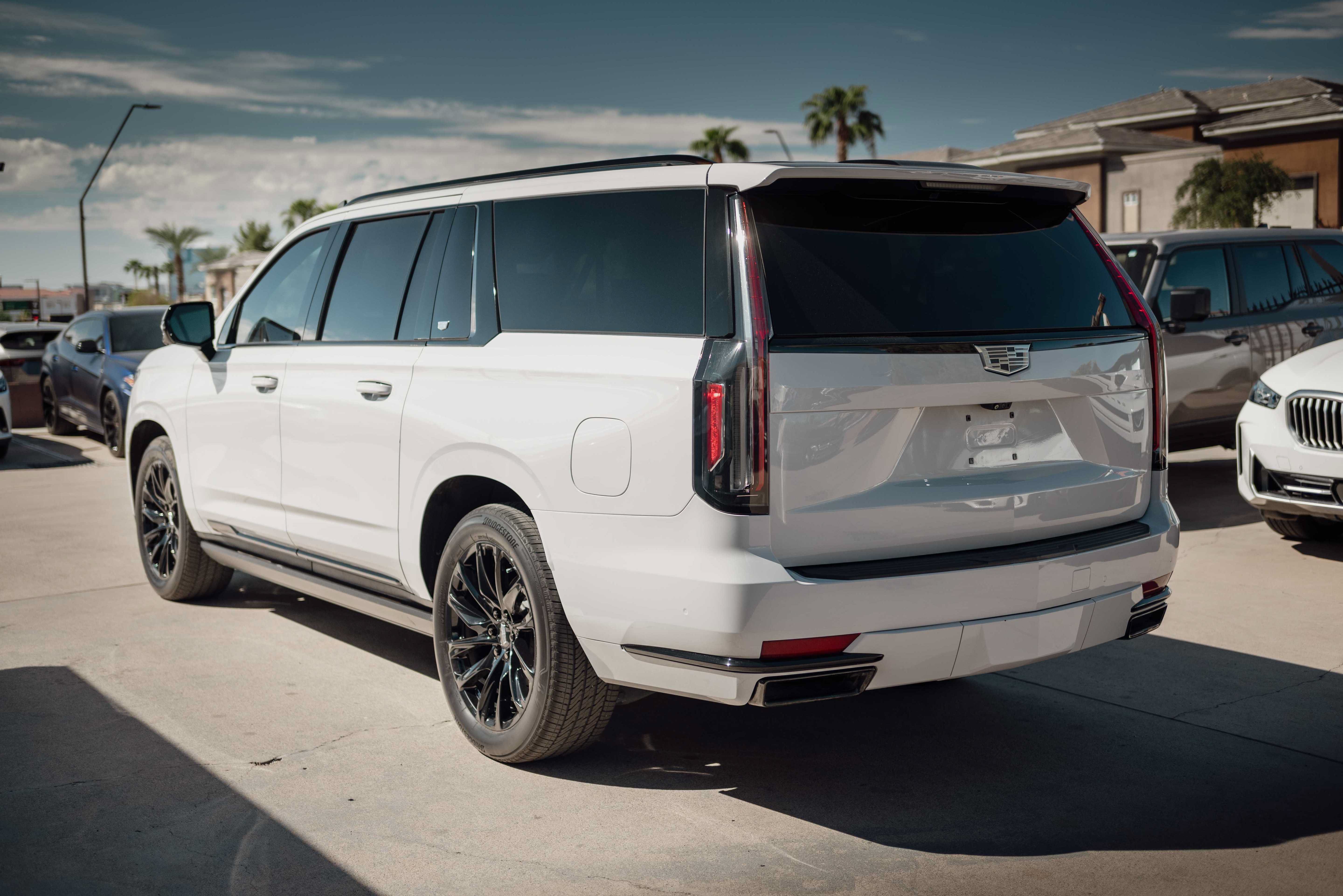 Used 2023 Cadillac Escalade ESV Sport Platinum w/ LPO, ONYX Package AWD/4WD image 4