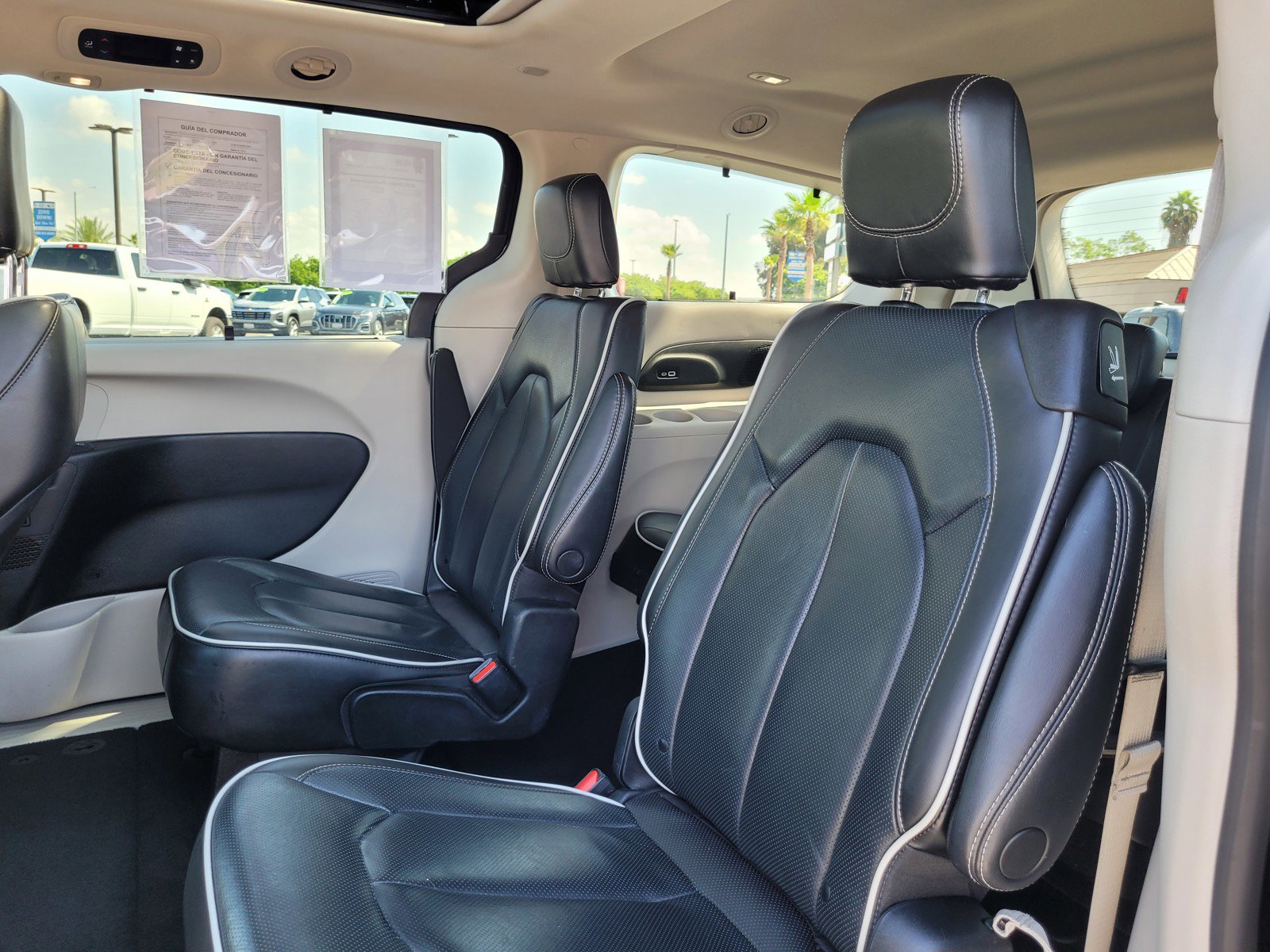 Used 2023 Chrysler Pacifica Limited image 13