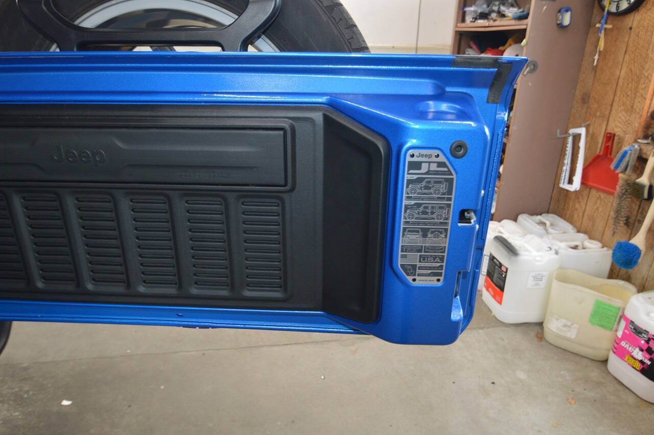Used 2024 Jeep Wrangler Unlimited w/ Convenience Group AWD/4WD image 19