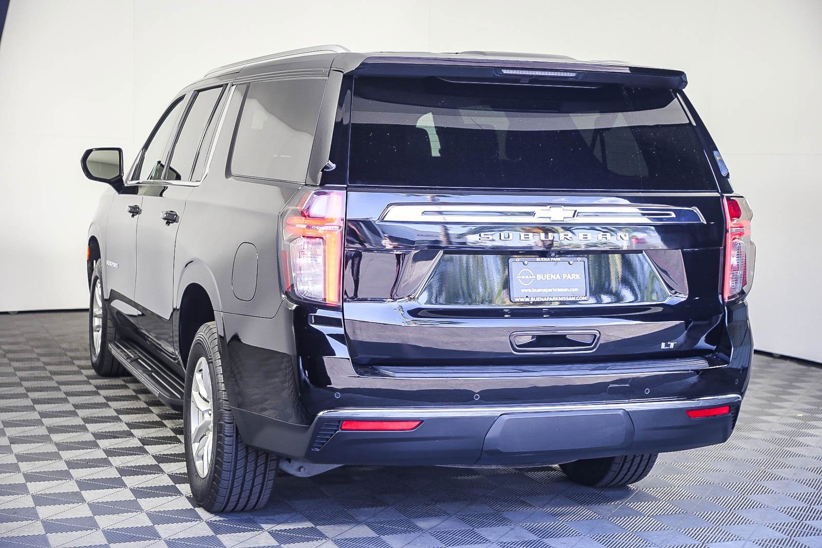 Used 2023 Chevrolet Suburban LT image 7