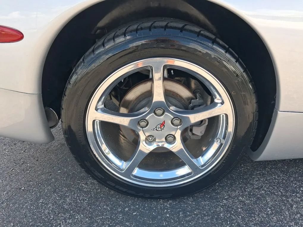 Used 2001 Chevrolet Corvette Coupe w/ Preferred Equipment Group2 RWD image 21